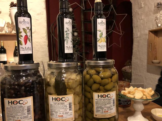 Das Zitronenöl (rechts) kommt bei den Kunden besonders gut an. | Foto: Brandl