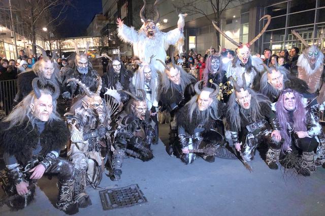 Beim Perchtenlauf in der Millennium City sorgten die Stuppacher Höllenfürsten für Angst und Schrecken.