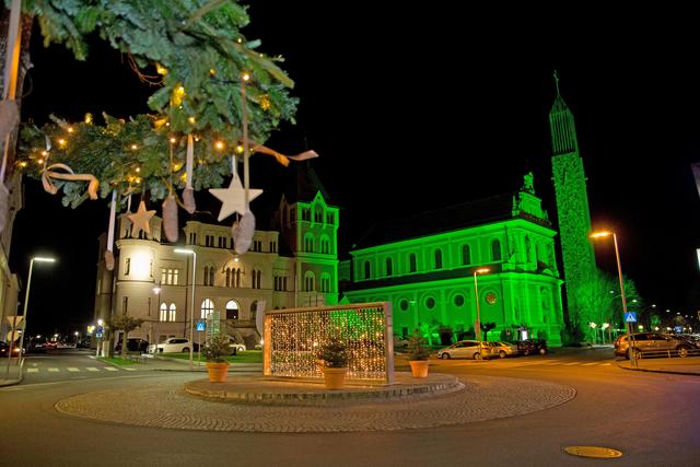 Feldbachs Kirche erstrahlt im grünen Licht.