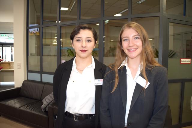 Nubuwad (li.) und Lea führten gekonnt durch die Rämlichkeiten der TFBS. | Foto: Siegele