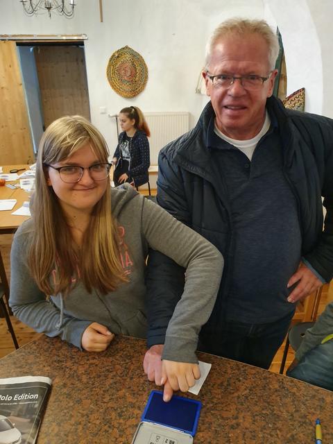 Auch der Bürgermeister muss Fingerabdrücke abgeben.
