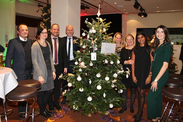 Der Christbaum der BezirksRundschau, geschmückt mit Gablonzer-Christbaumschmuck aus Enns, wurde vom Casino Linz ersteigert.