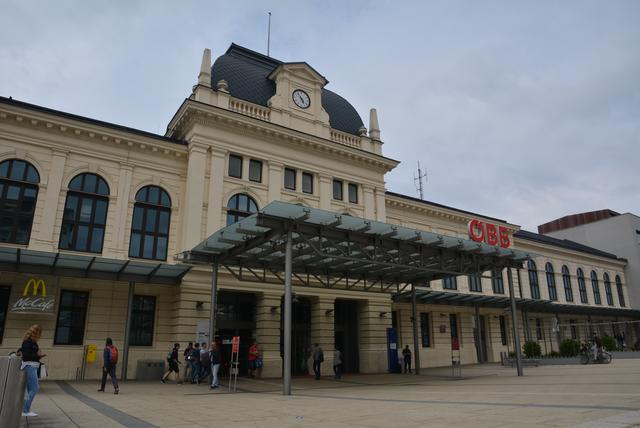 Mit der Bahn fahren bringt einige Vorteile: Es ist stressfrei und die Verbindungen in St. Pölten sind gut.