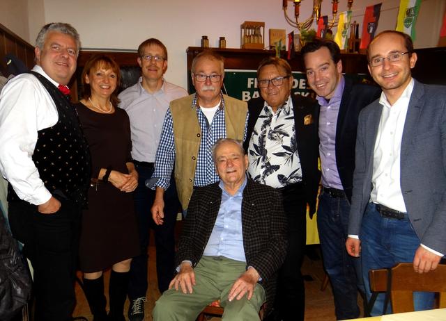 Markus Wolkerstorfer, Elisabeth Mayer, Alexander Borho, Klaus Kummle aus Bad Säckingen, Raimund Boltz, Andreas Kirnberger und Albrecht Oppitz. Im Vordergrund Ehrenobmann, Ehrenmitglied Dr. Kurt Schlintner.