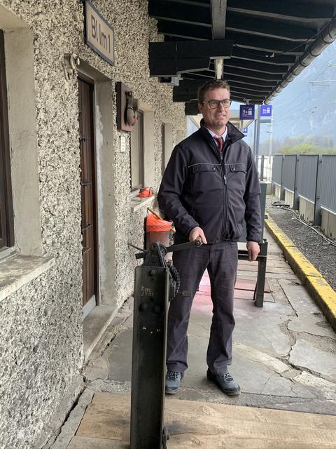 Schrankenwärter Stefan Melmer schließt das letzte mal den Schranken "vierzig" am Bahnübergang in Imsterberg