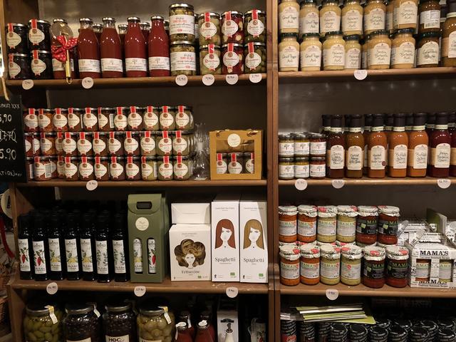 Von Sugos bis zu Ölen bietet Barbara Hofer in ihrem Geschäft so einiges. | Foto: Brandl