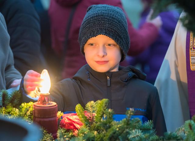 Besucher Sebastian durfte die erste Kerze einschalten.  | Foto: J. J. Jungwirth