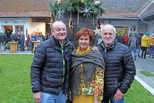 Luden zum Kunstadvent am Trummerhof: die Hofbesitzer Franz Holzerbauer sowie Waltraud und Heribert Wilfling.