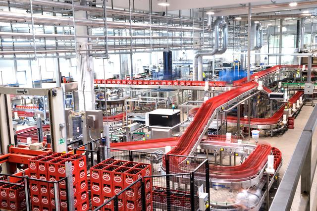 Die neue Anlage ist seit dem Jahr 2017 in Betrieb und füllt 32.000 Flaschen Bier in der Stunde ab | Foto: VKB AG
