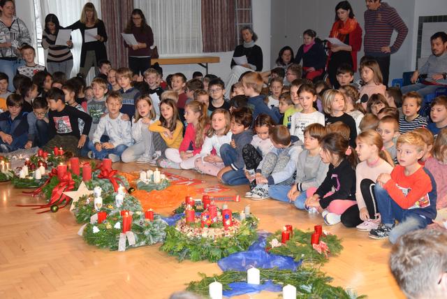 Die Adventkranzweihe in der Volksschule Weiz wurde zelebriert.
