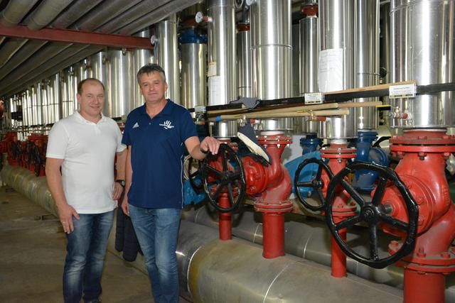 Sie kennen die Thermen-Unterwelt wie ihre Westentasche: Erwin Hebenstreit, Leiter der Instandhaltungstechnik und Anton Unger, Leiter der Hauswassertechnik arbeiten bereits seit mehreren Jahrzehnten in der Therme Loipersdorf.