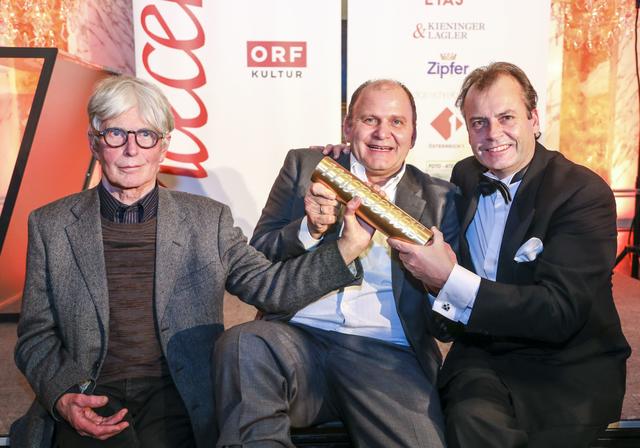 Max Peintner und die beiden Riedergarten-Geschäftsführer Herbert Waldner und Bernd Rausch mit der Trophäe.