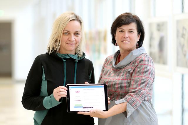 Nicole Sonnleitner und Sozial-Landesrätin Birgit Gerstorfer präsentierten die neue „Youtoo-App“.