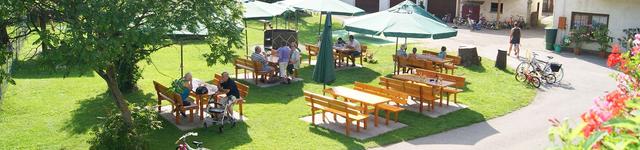 Am Meridianweg in Randegg beim Radfahren einkehren und die Ruhe im Gasthof Riegler genießen. | Foto: Familie Riegler