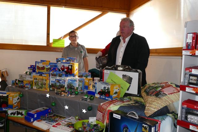Tobias und Franz Gaugl bei ihrem Verkaufsstand beim Vornholzer Advent