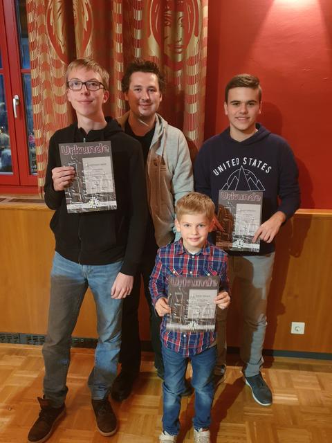 Bundessieger im Schnellschach 2019 der Kategorien U18, U8 und U16 aus OÖ mit Jugendtrainer Mostbauer | Foto: Schach LV OÖ