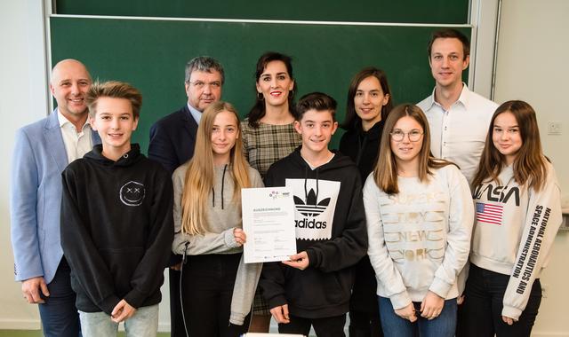 Landesrätin Maria Hutter und Direktor Wolfgang Zingerle mit Schülern