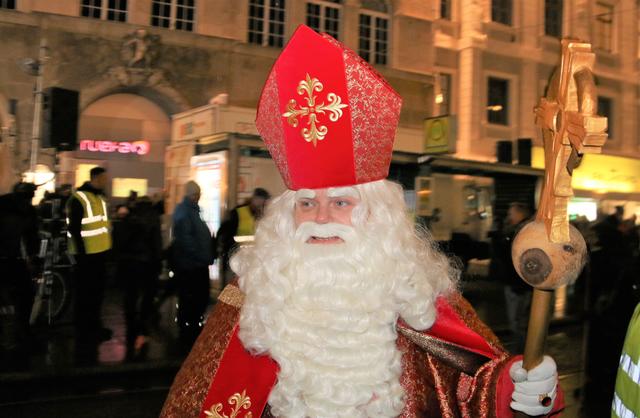 Der Nikolaus besucht das Café Pankraz in Bruck.