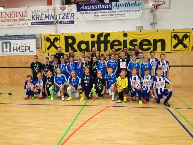 Die U13 Mannschaften mit ihren Betreuern bei der Siegerehrung