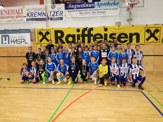 Die U13 Mannschaften mit ihren Betreuern bei der Siegerehrung 