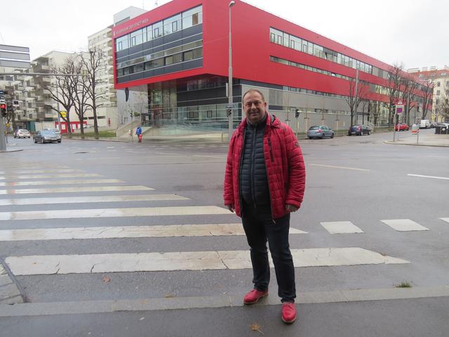 Bezirksrat Alexander Nikolai (SPÖ) wünscht sich eine intelligente Ampel bei der Kreuzung Vorgartenstraße/Ausstellungsstraße.