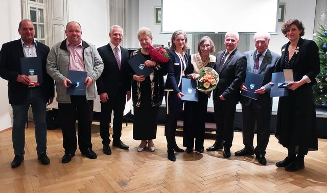 Bürgermeister Johann Zeiner und die Vizebürgermeister Andreas Stöhr und Michaela Haidvogel gratulierten den Geehrten zu ihren Auszeichnungen: Karl Lichtenöcker, Walter Baumgartner, Erika Orgler, Hannelore Hubatsch, Gottfried Höller und Katrin Neudolt.