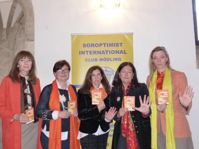Elke Zöhrer, Monika Riegler-Dirnbacher, Anita Müller, Judith Hradil (Präsidentin) und Frederike Gillisen (alle Soroptimist Club Mödling) rufen in der Burg von Perchtoldsdorf auf, die Gewalt an Frauen zu stoppen | Foto: Linda Wallner-Coen