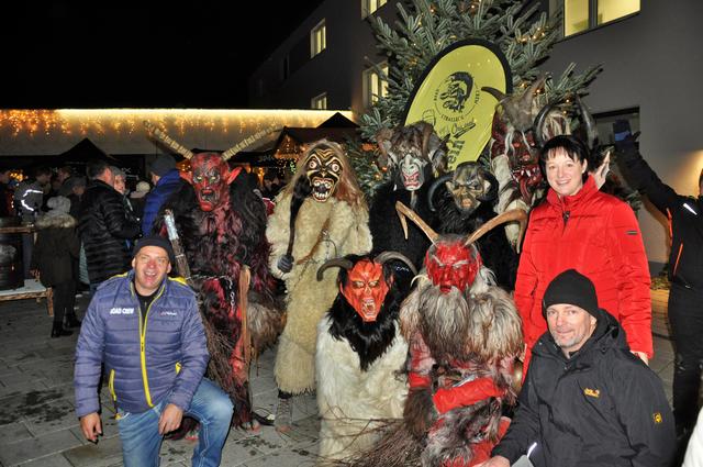 Furchterregende Gesellen flankiert von Road Crew-Präsident Johann Ebner (li.), Vize-Präsident Franz Pöckelhofer (re.) und Bürgermeisterin Anita Feiner.