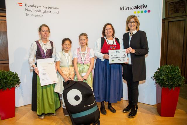 Die Abordnung der Volksschule Kundl freut sich über die Auszeichnung in Wien.