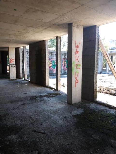 Graffities zieren die Wände der Reha-Ruine.  | Foto: BezirksRundschau