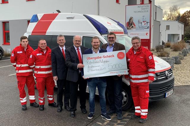 5.000 Euro spendete das Schalchner Unternehmen Promotech an das Rote Kreuz, Ortsstelle Mattighofen. Bei der Übergabe anwesend waren Michael Huber, Florian Schindecker, Herbert Markler, Johann Luttinger, Michael Benninger, Günter Benninger und Adi Trenker (v.l.n.r.). | Foto: Promotech