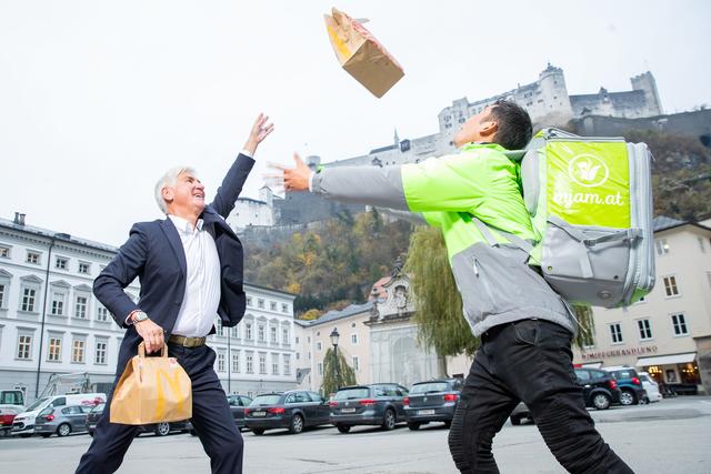 Start von McDonalds Delivery in Salzburg. Im Bild: McDonalds Franchicenehmer Michael Heinritzi mit Mjam-Fahrrad-Lieferanten