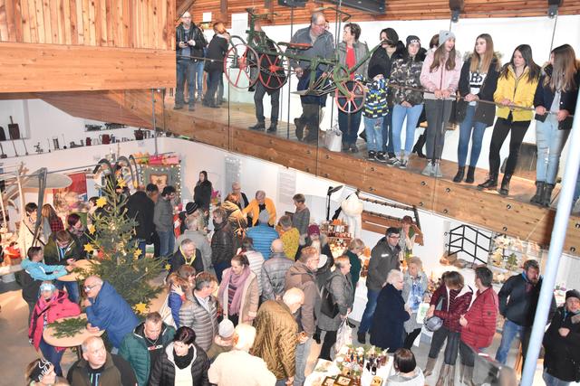 Volles Haus beim 9. Kammerner Adventmarkt im Museumshof.