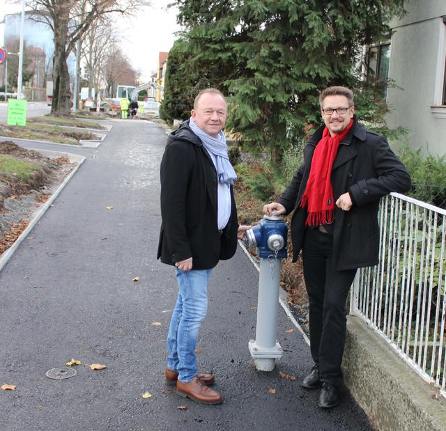 Die Gemeindevertreter aus Leopoldsdorf im Marchfelde auf dem neuen Geh- und Radweg Richtung Bahnhof.
