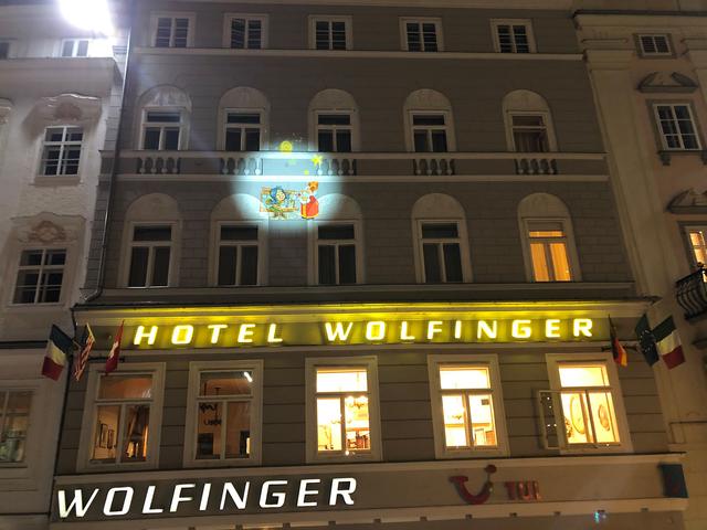 An der Fassade wird eine Adventsgeschihte erzählt.