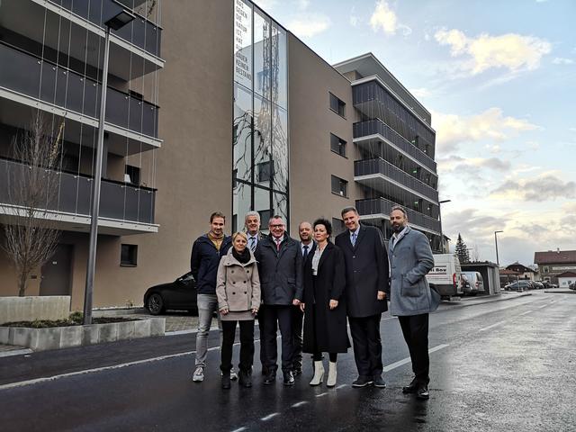 V.l.n.r.: DI Michael Scheidle (bauwerk), Sandra Köck, Bgm. Rudolf Häusler, LR Johannes Tratter, Vizebgm. Klaus Gritsch, Gabriele Prantner (bauwerk), Thomas Waas (RLB Innsbruck), DI Hannes Unterluggauer (bauwerk)