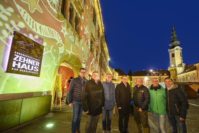 Projektionen bespielen die Fassade des Zehnerhauses.