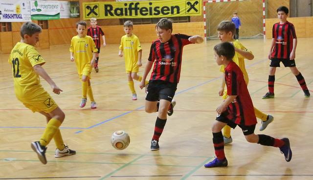 In der Halle beherrscht der Nachwuchs die Turnierszene. Der Bandenzauber hat im Erwachsenenbereich etwas an Glanz verloren. Auch große Turniere kämpfen mit dem Teilnehmerfeld.