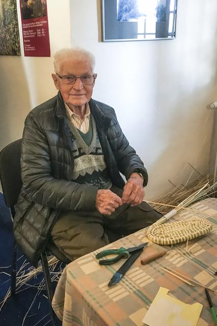 Ludwig Mayr (im 102. Lebensjahr) war der älteste Aussteller am Markt. Er präsentierte das "Korbflechten".
