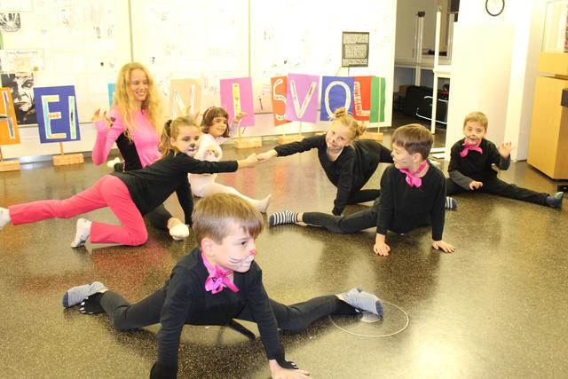 Der Chor der Volksschule Odilien unter der Leitung von Gudrun Topf und Kinder-Tanzeinlagen choreografiert von Sigrid Glatz gaben der Veranstaltung einen musikalisch-künstlerischen Rahmen und boten einen abwechslungsreichen Einstieg ins Thema „Geheimnisvolles“.
