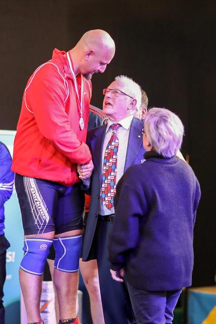 ÖGV Präsident Gerhard Peya gratuliert Martin Friesenhahn zur Medaille.