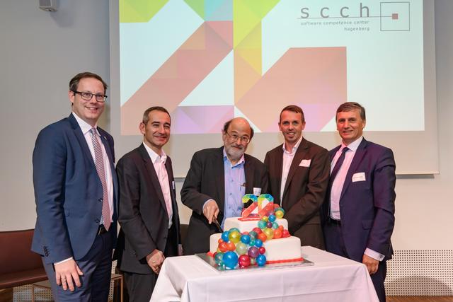 Anschnitt der Geburtstagstorte mit Vertretern der Eigentümer und Fördergebern. Von links: Vizerektor Stefan Koch (JKU), Andreas Wildberger (FFG), A Min Tjoa (SCCH), Markus Manz (SCCH), Wilfried Enzenhofer (UAR).