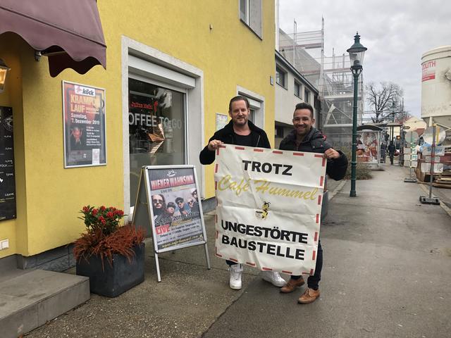 Artur Hummel (l.) und Christoph Siegl nehmen die Parkplatznot wegen der Baustelle im Ortskern mit Humor.  | Foto: Sellner