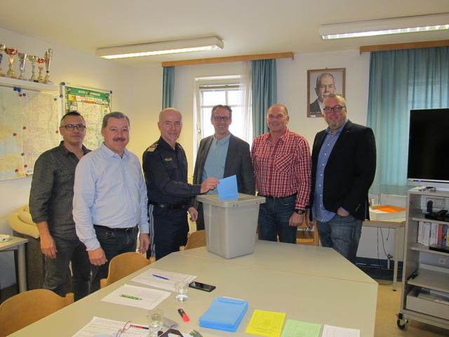 Jürgen Böhm, Leopold Reisinger, Heinrich Kirchner, Helmut Doschek, Andreas Ziegler und Martin Eichinger im Wahllokal.