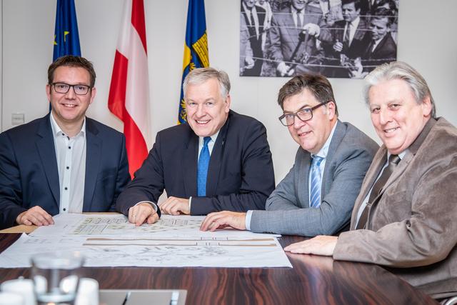 Christian Haberhauer, Martin Eichtinger, Andreas Krauter und Alfred Graf mit den Plänen des Gesundheits- und Wohnzentrums. | Foto: Regina Eder