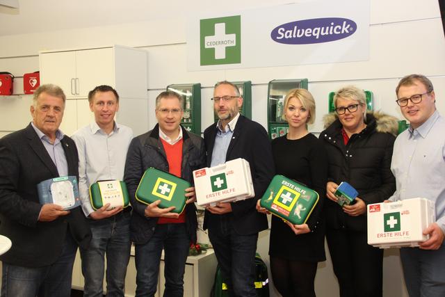 Ernst Motschilnig (Mitte) freute sich über viele Gratulanten anlässlich der Geschäftseröffnung