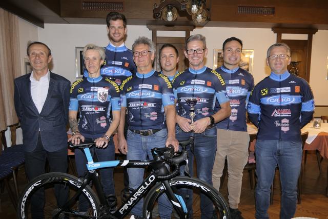 Sektionsleiter Walter Wurzinger (l.) und die erfolgreichen Radsportler.