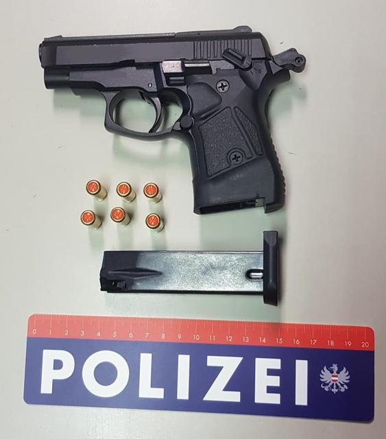 Bei dem Bettler wurde eine Gaspistole samt Munition sichergestellt. | Foto: LPD Wien