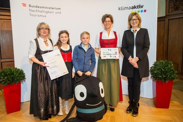 Auch die VS Oberlangkampfen darf sich über die Ehrung freuen.