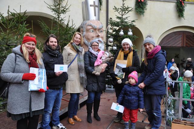 Die glücklichen Gewinner von links: Daniela Traxler, Alexander Öller, Bürgermeisterin Elisabeth Paruta-Teufer, Alexandra Jordan mit Tochter Flora, Marion Böhm und Birgit Leiter mit Tochter Ronja.
